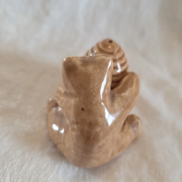 Vintage Porcelain Brown Bear & Honey Beehive Salt & Pepper Shakers - Picture 3 of 11